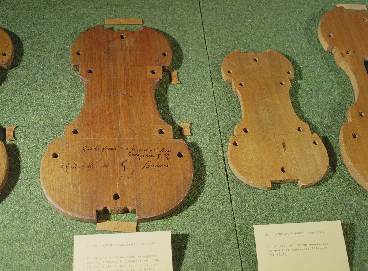 Hegedű formák (fa) alkotó: Antonio Stradivari