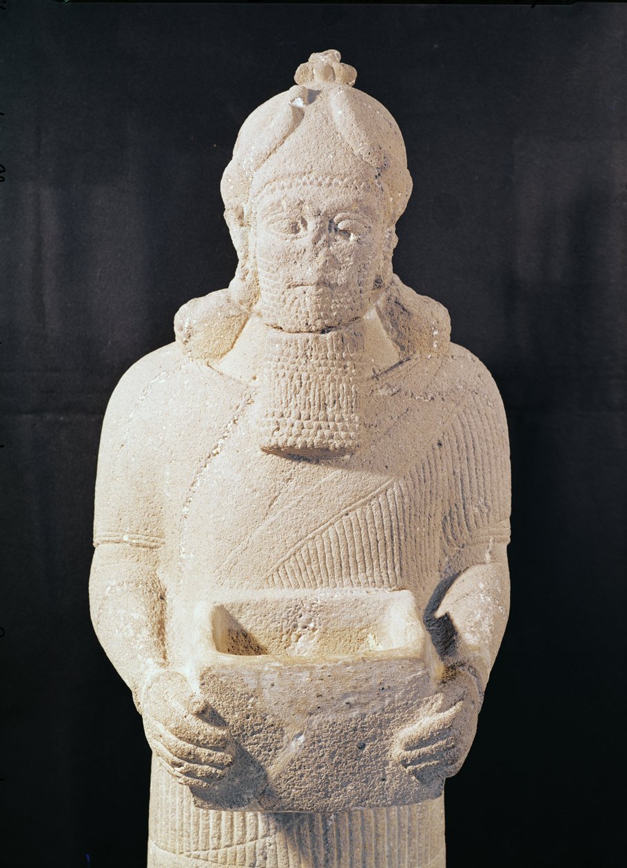 Egy dobozt hordozó férfi szobra, Arslan Tach, Szíria (részlet) alkotó: Assyrian