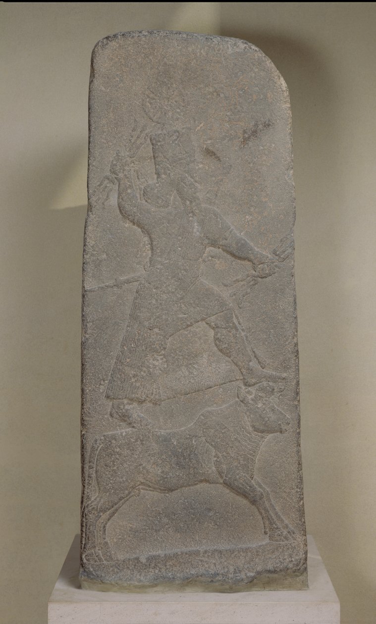 Sztélé, amely Adad viharistent ábrázolja bikáján állva és villámokat forgatva, Ishtar templomából, Arszlan Tash (Hadatu) Kr.e. 744-727 (bazalt) alkotó: Assyrian
