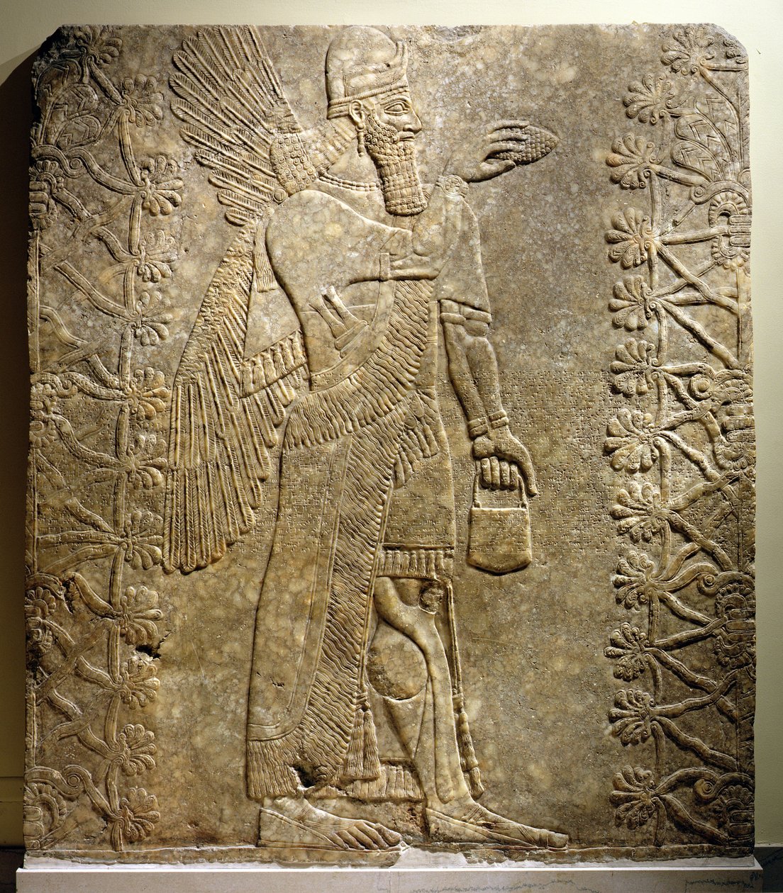 Szárnyas dzsinn, az északnyugati palotából (L szoba), Nimrud, Asszíria, ie 883-859 körül (alabástrom) alkotó: Assyrian
