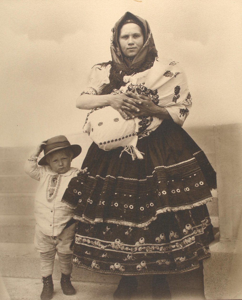 Szlovák nő és gyerekek, 1910 körül alkotó: Augustus F. Sherman