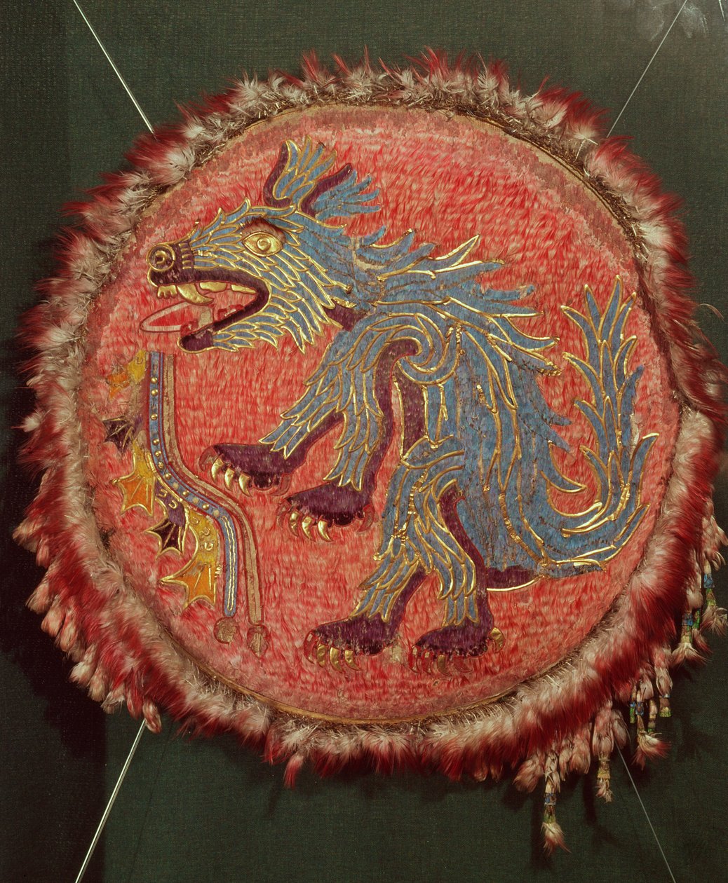 Pajzs, 1500 körül (toll, aranylemez, agávépapír, bőr és nád) alkotó: Aztec
