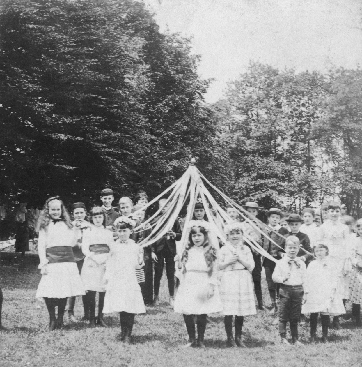 Május királynője, 1886 alkotó: B. W. Kilburn