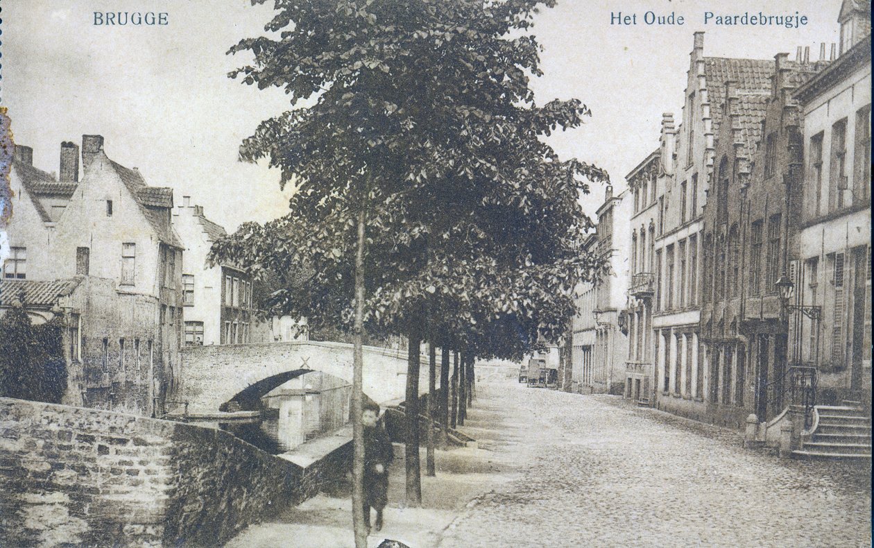 Képeslap, amely egy csatornát ábrázol régi híddal Bruges-ben, 1912 körül alkotó: Belgian Photographer