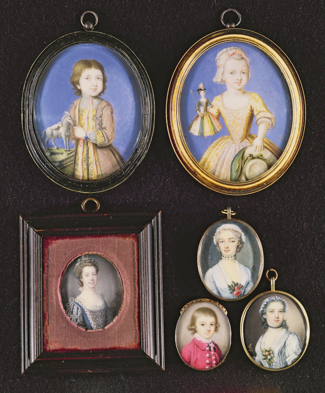 Portré miniatűrök. L-R és T-B: Richard Whitmore, Bernard Lens (1682-1740); Katherine Whitmore, Bernard Lens (1682-1740); Charlotte királynő, Samuel Finney (1718-98); Ismeretlen fiú – Thomas alkotó: Bernard Lens