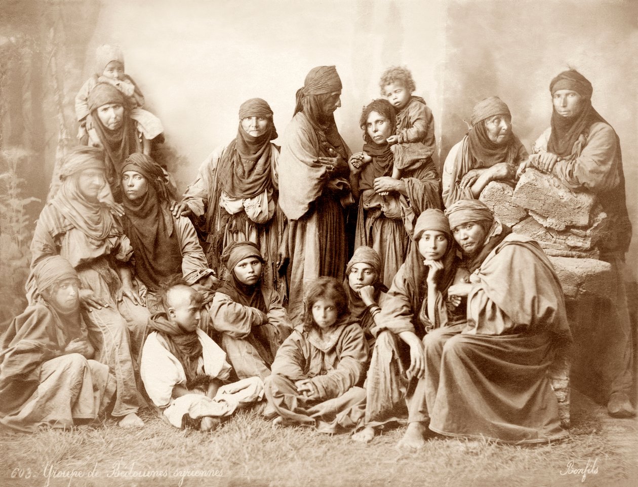 17 fős beduin nők és gyerekek csoportja, 1867-98 körül alkotó: Bonfils Studio