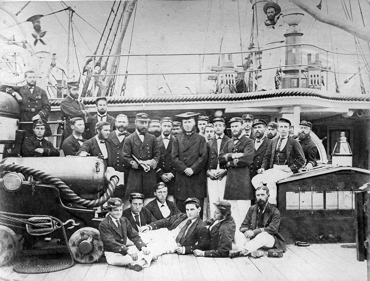 Tisztek a HMS Eclipse fedélzetén, 1888 körül alkotó: British Photographer
