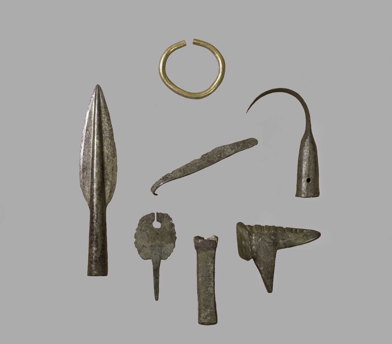 Dísztárgyak és eszközök halmaza, Fresn-la-Mere-ből, Franciaországból, bronzkori arany és bronz lásd még: 121148 alkotó: Bronze Age