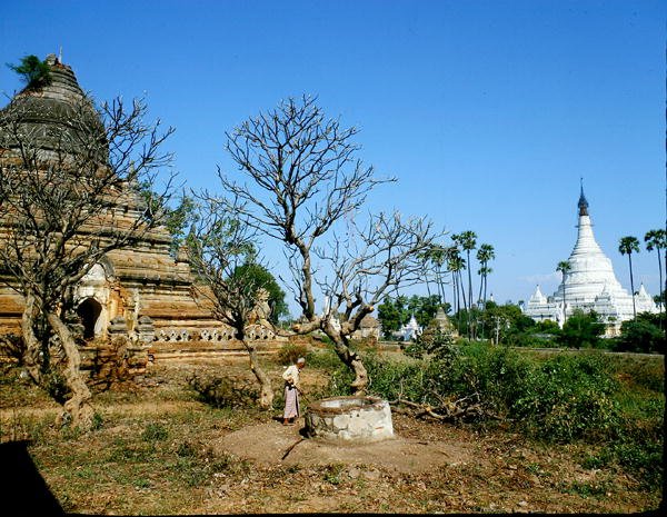 Pagodák az Irrawaddy folyó közelében (fotó) alkotó: Burmese School