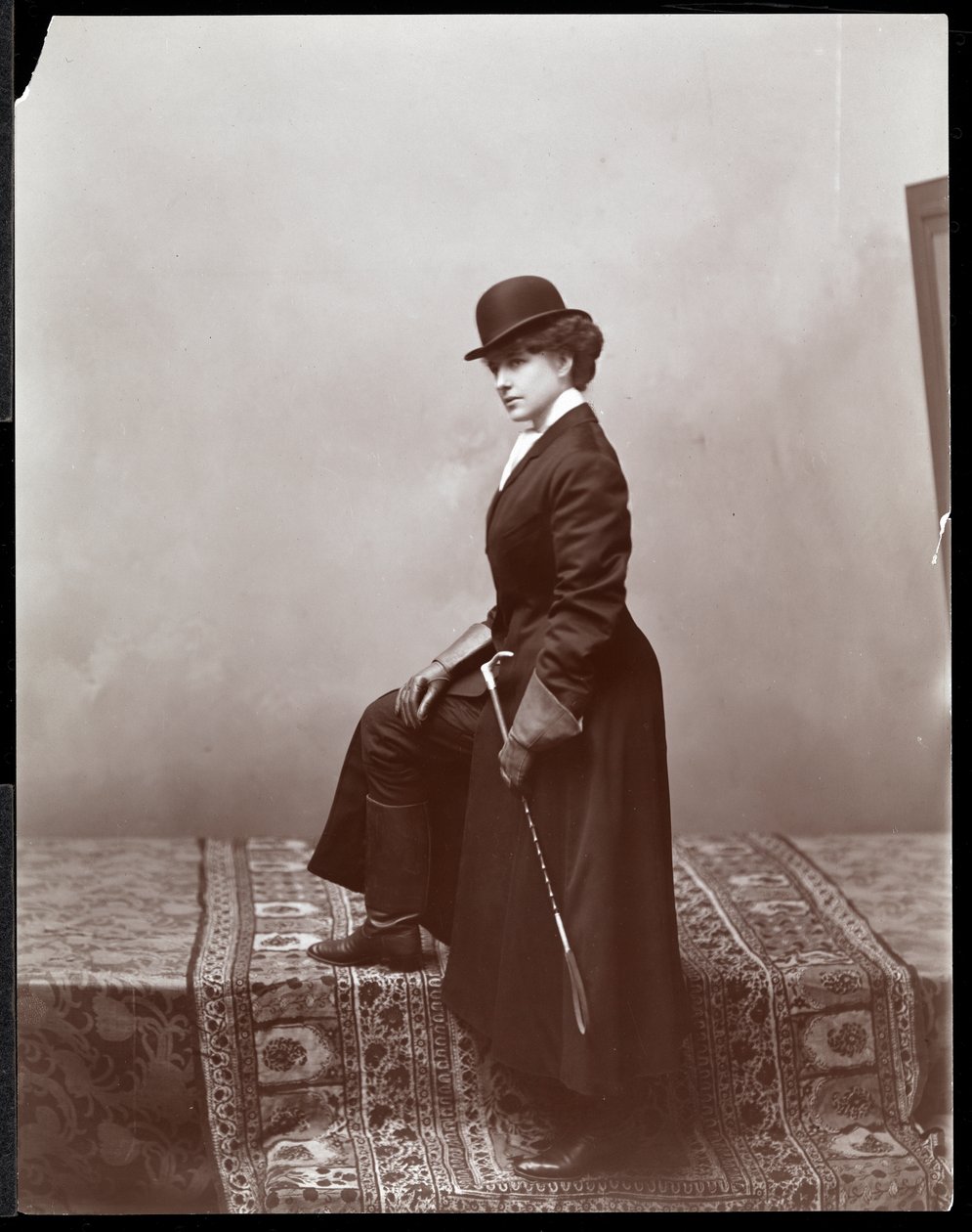 Egy női modell Malcolm Strauss illusztrátor műtermében pózol, 1895 körül (ezüst zselatin nyomat) alkotó: Byron Company