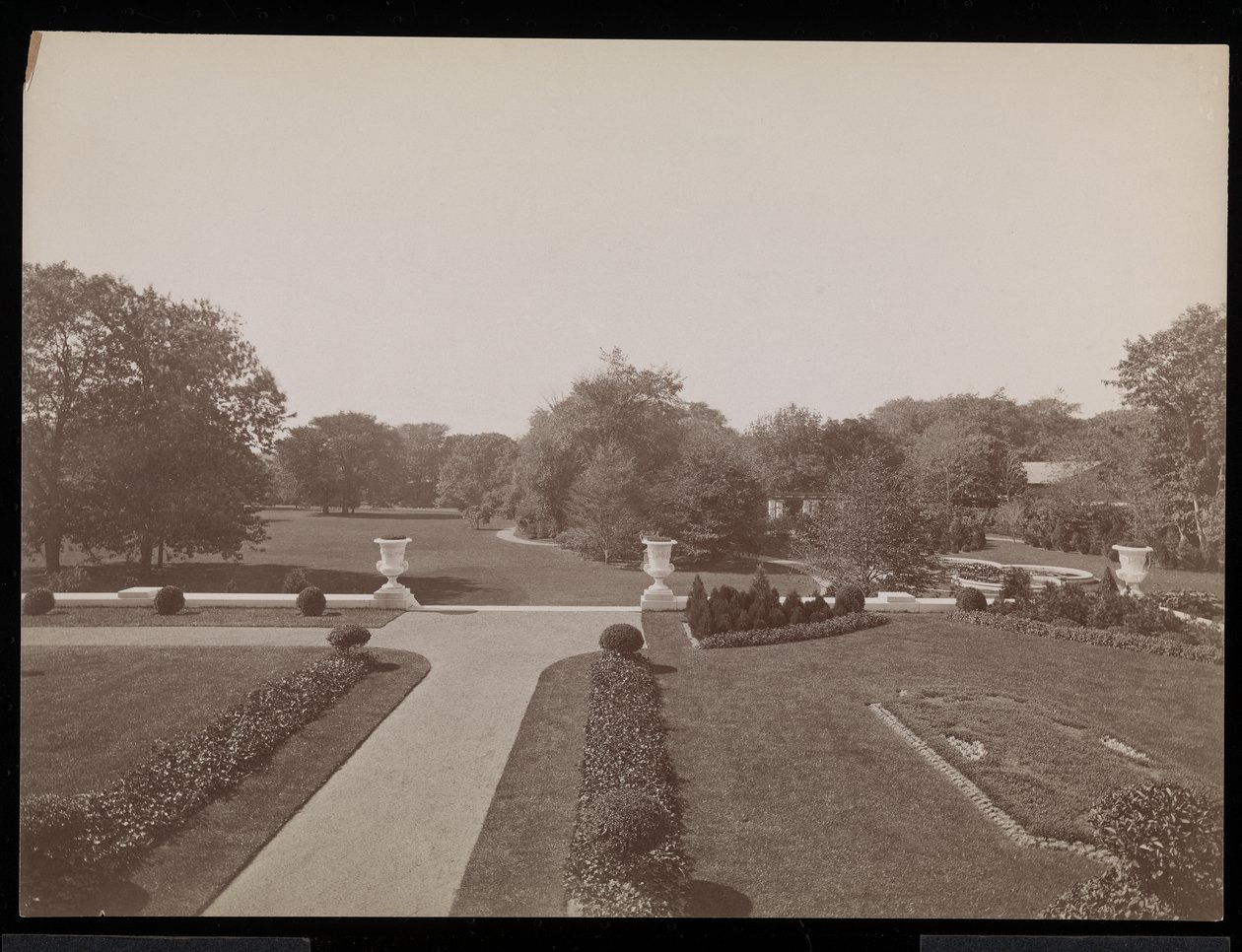 Formális kert az E.D. Berwind rezidencián, Newport, Rhode Island, 1905 körül (ezüst zselatinos nyomat) alkotó: Byron Company