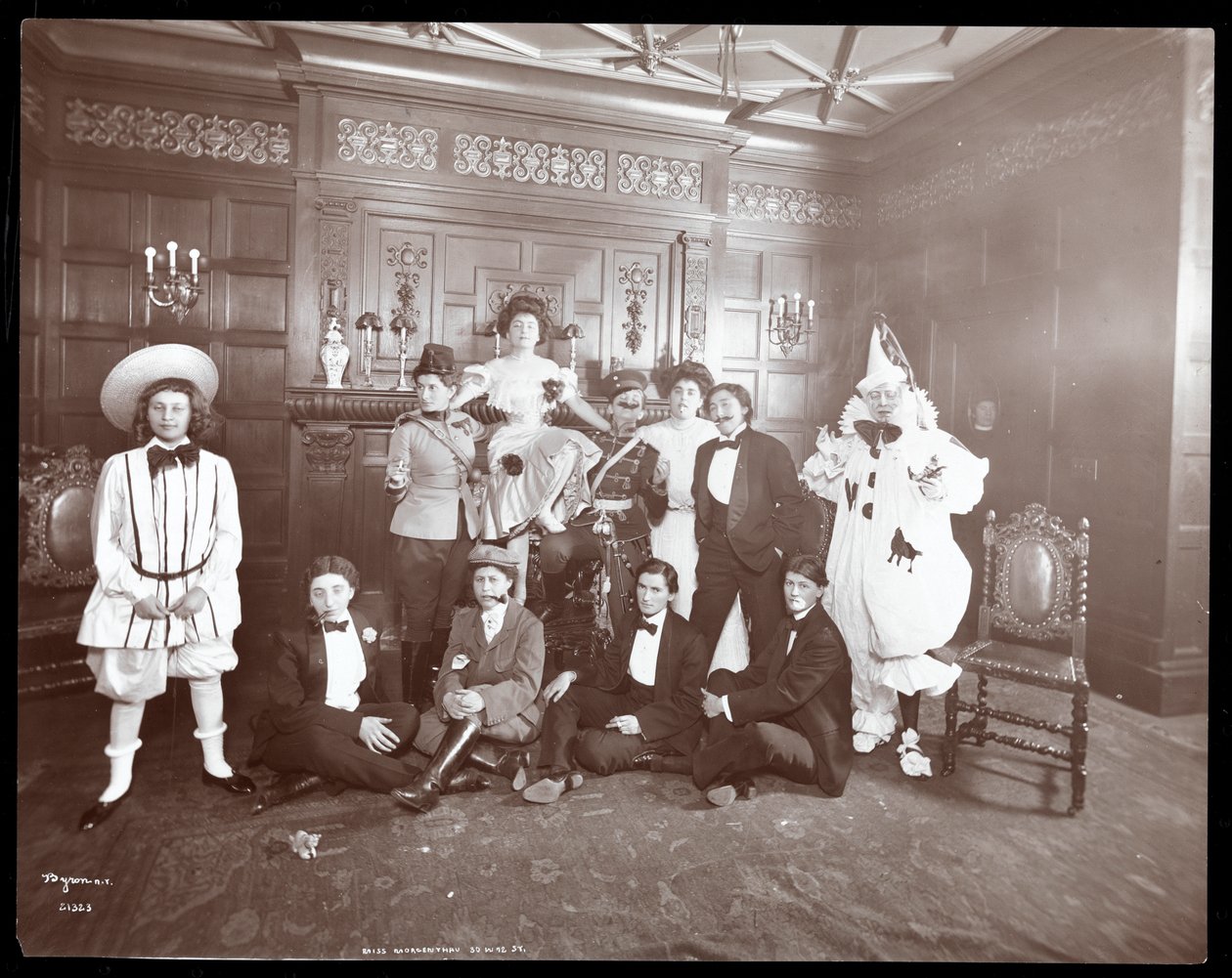 Jelmezes csoport Miss Morgenthau otthonában, 30 West 72nd Street, New York, 1906 (ezüstzselatinos nyomat) alkotó: Byron Company