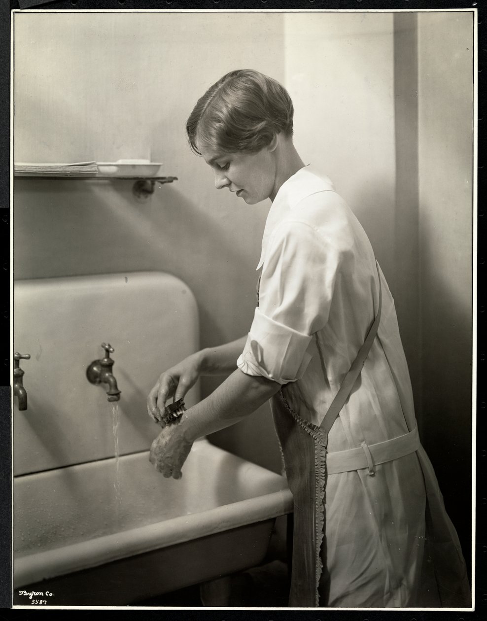 Egy nővér, aki kezet mos, 1928 (ezüst zselatin nyomat) alkotó: Byron Company