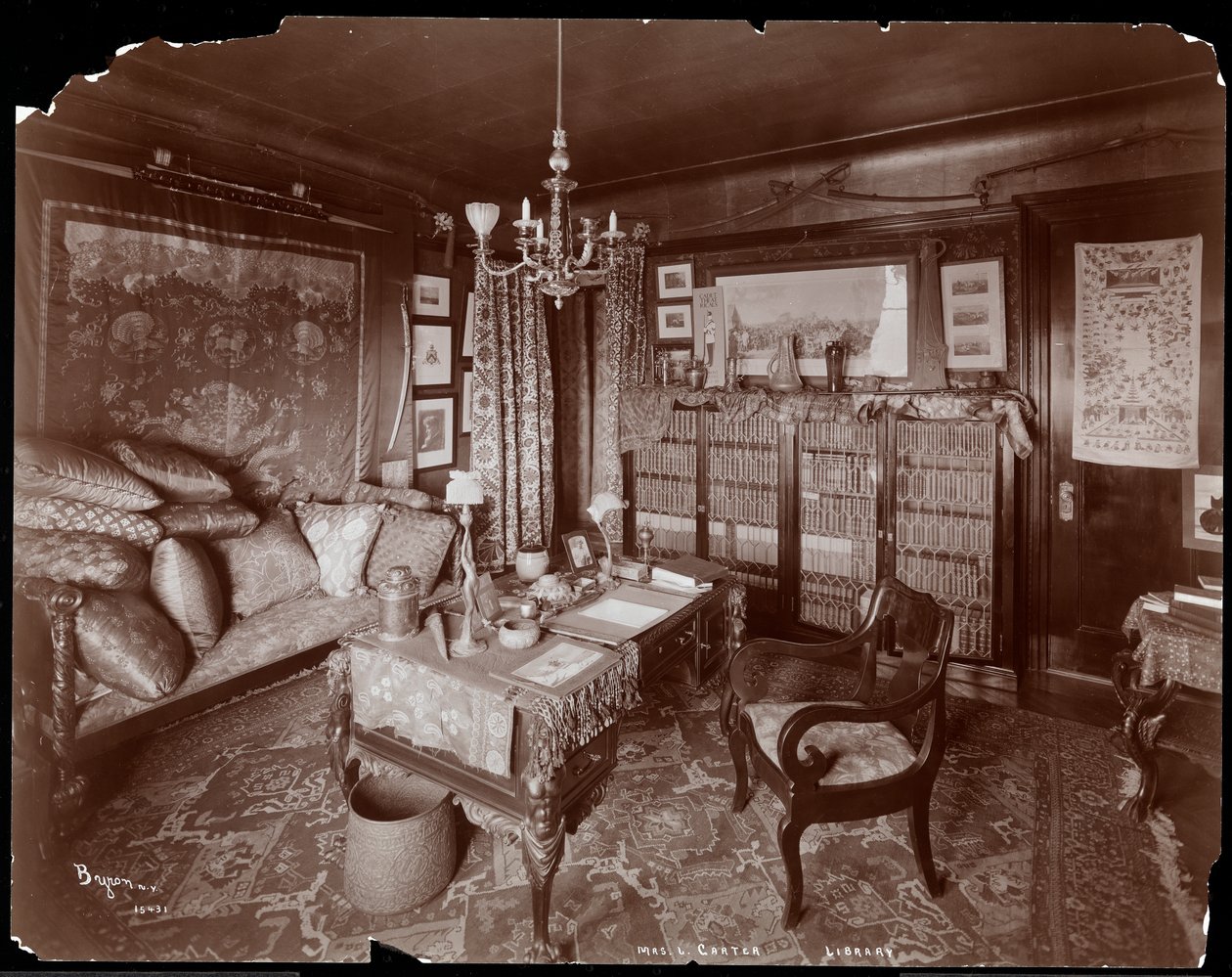 Magánkönyvtár a New York-i Mrs. Leslie Carter rezidenciában, 1903 (ezüst zselatin nyomat) alkotó: Byron Company