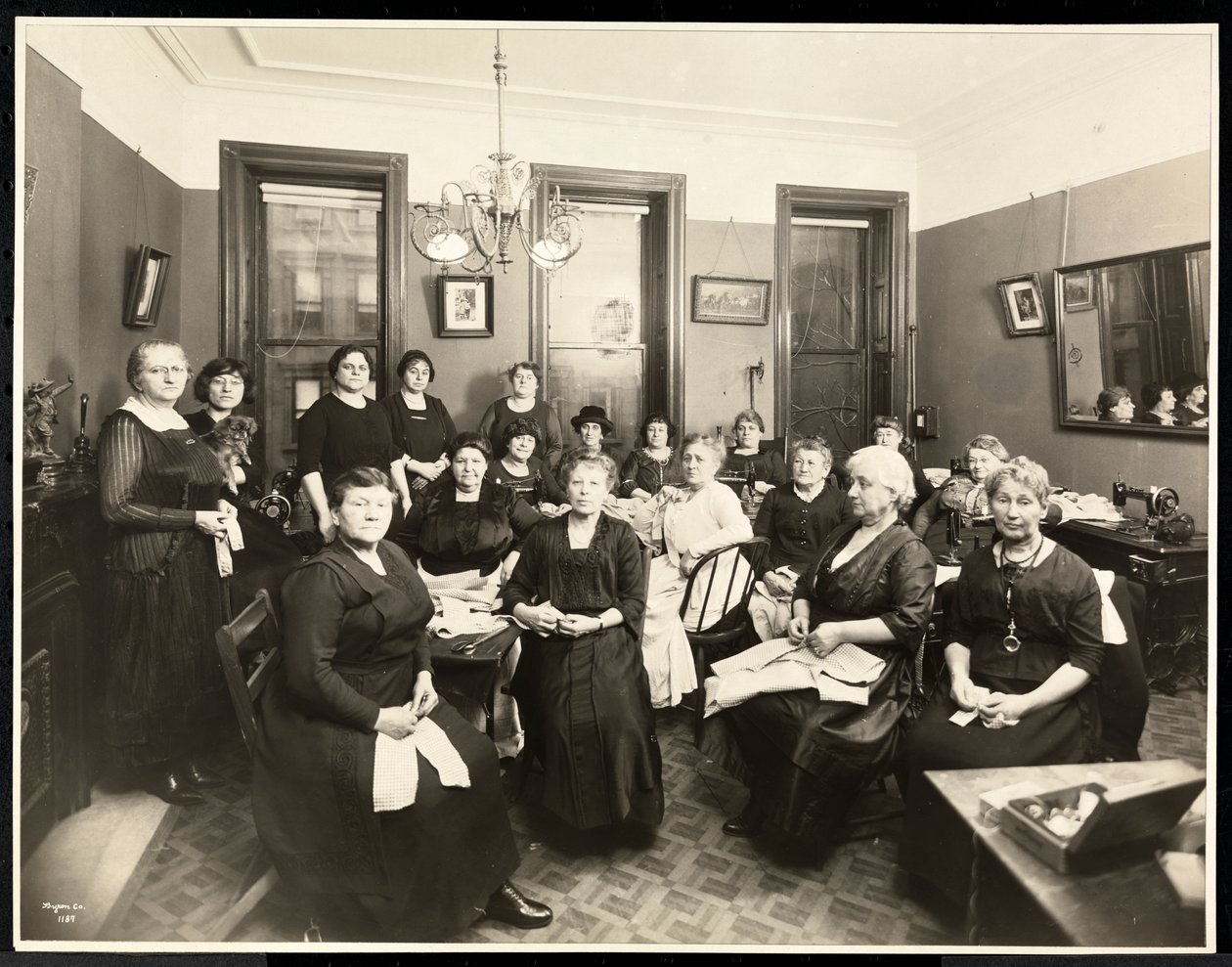 Női varrószakkör a 157 East 94th Street-en, Upper East Side, New York, 1920 (ezüstzselatinos nyomat) alkotó: Byron Company