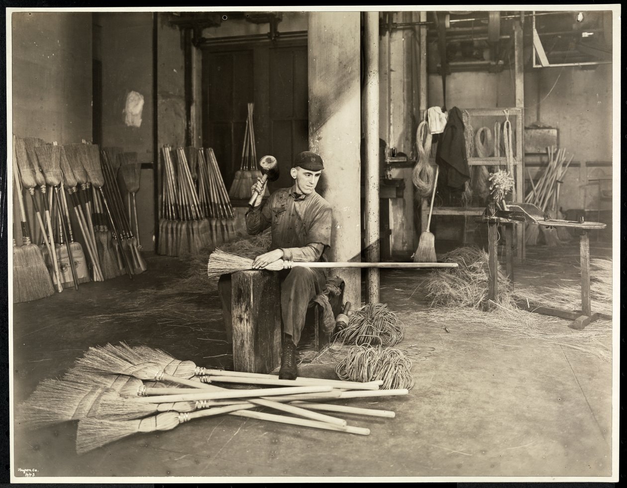 Vak ember, aki vaskarikákat helyez a seprűkre a Bourne Memorial Buildingben, New York, 1921 (ezüst zselatin nyomat) alkotó: Byron Company