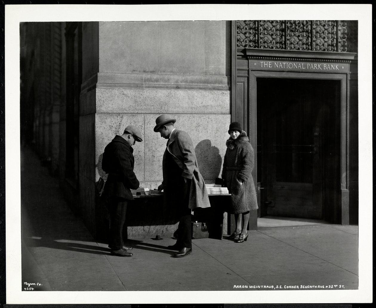 Vak hírkereskedő, Aaron Weintraub, a 7th Avenue és a 32nd Street délkeleti sarkánál, New York államban, 1930 (ezüst zselatin nyomat) alkotó: Byron Company