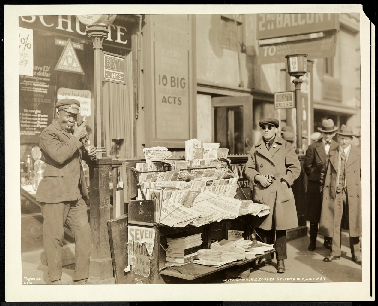 Vak hírkereskedő, John Lanz, standjánál a 7th Avenue és a 47th Street északkeleti sarkánál, New York, 1926 (ezüst zselatin nyomat) alkotó: Byron Company