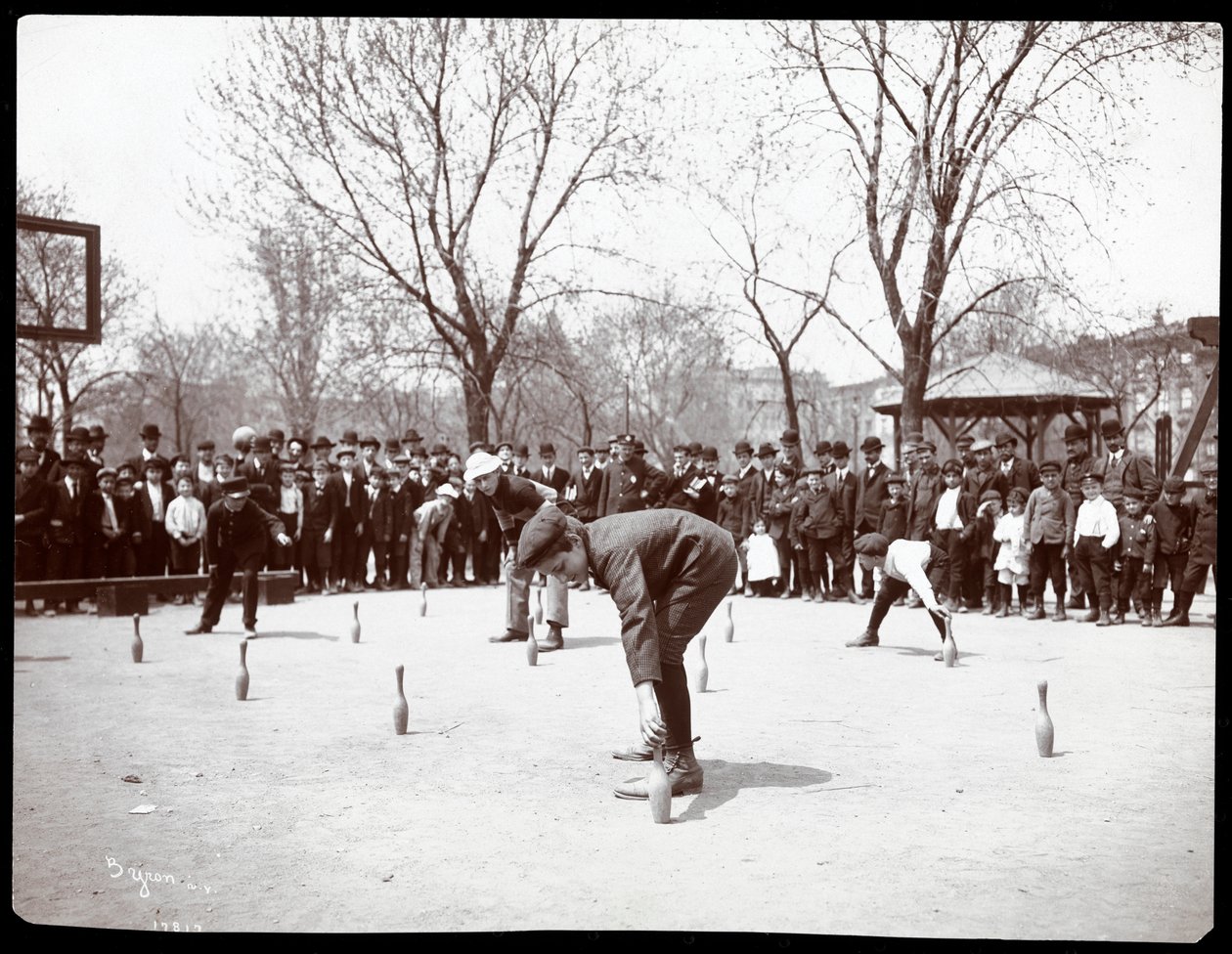 Fiúk várják a fegyvert egy versenyen az Arbor Day-en, Tompkins Square Park, New York, 1904 (ezüst zselatin nyomat) alkotó: Byron Company