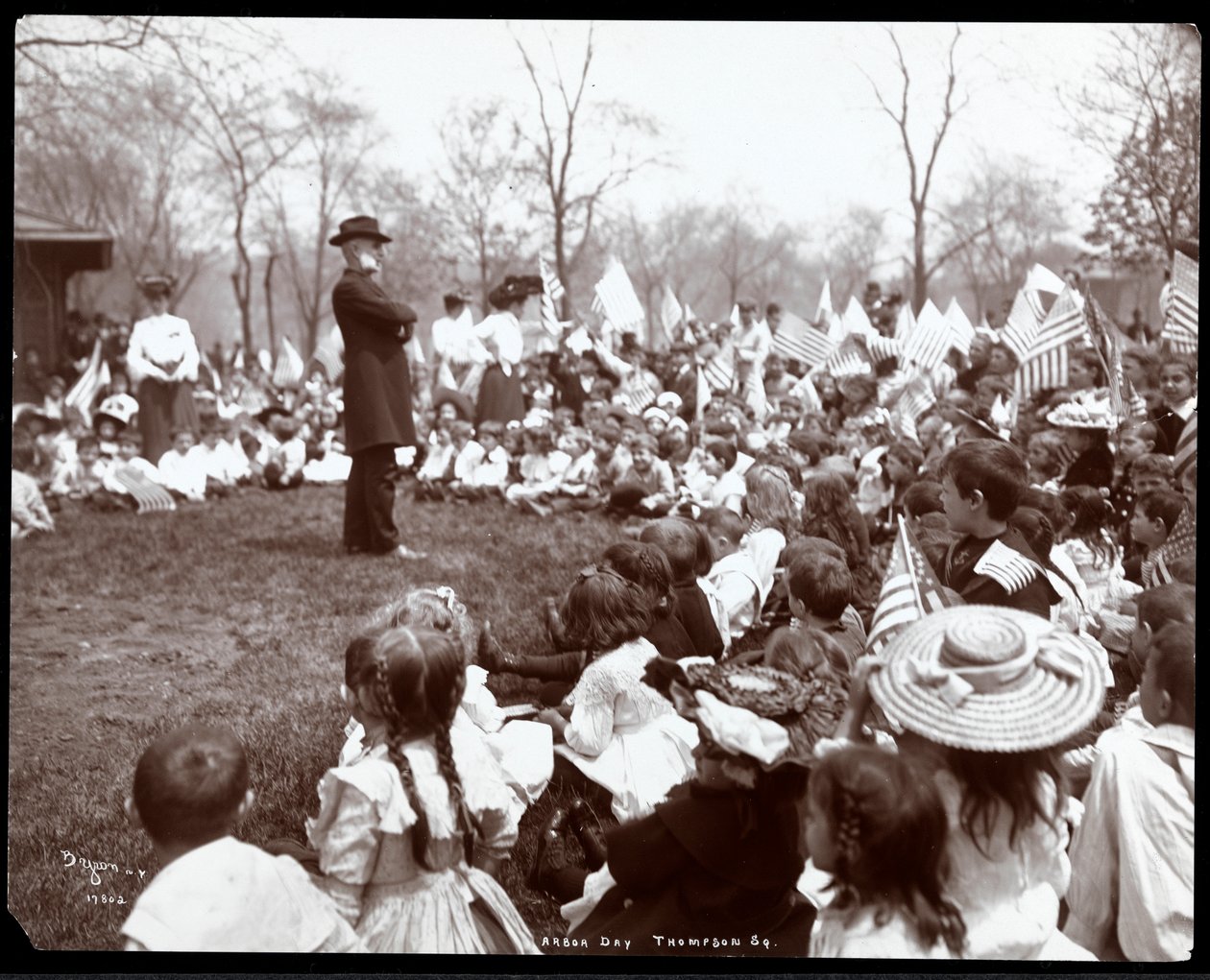 Gyerekek egy előadót néznek az Arbor Day-en a Tompkins Square Parkban, New Yorkban, 1904 (ezüst zselatin nyomat) alkotó: Byron Company