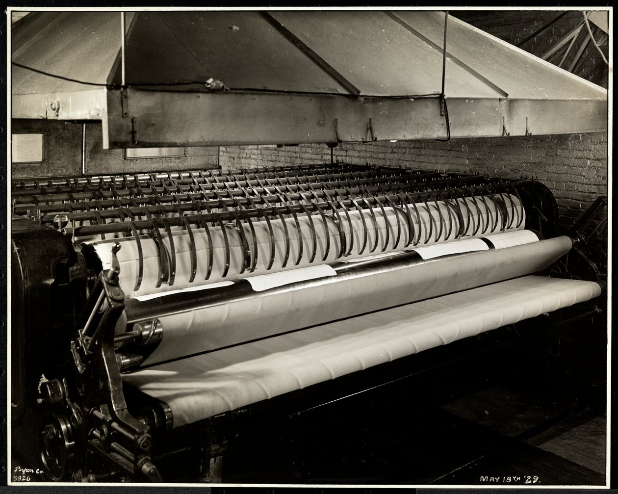 Közelkép egy "mángorló" gépről a Carolyn mosodában, 111 East 128th Street, East Harlem, New York, 1929 (ezüstzselatinos nyomat) alkotó: Byron Company