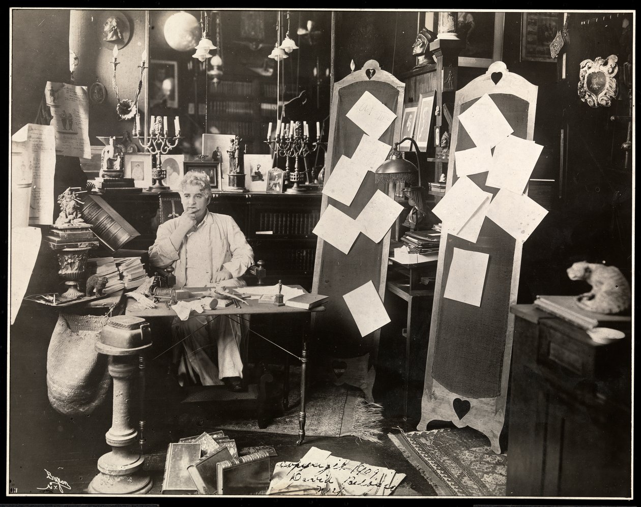 David Belasco New York-i dolgozószobájában, 1909 után (ezüstzselatinos nyomat) alkotó: Byron Company