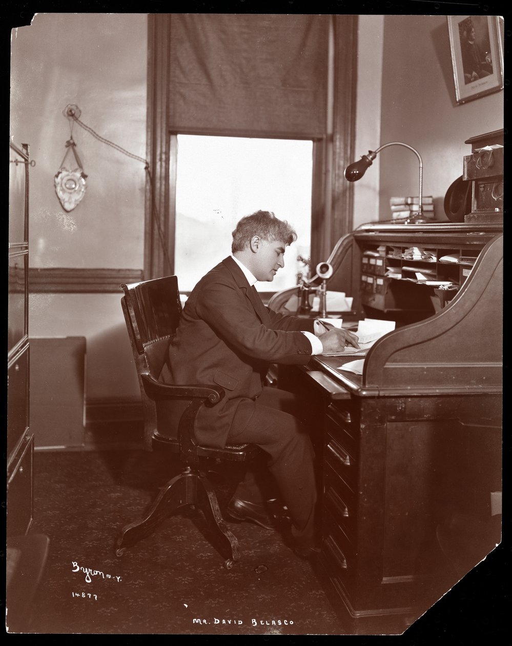 David Belasco íróasztalnál ír színháza irodájában, 1902 (ezüst zselatin nyomat) alkotó: Byron Company