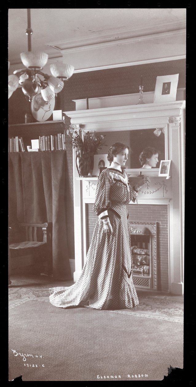 Eleanor Robson a lakása nappalijában (ezüst zselatin nyomat) alkotó: Byron Company