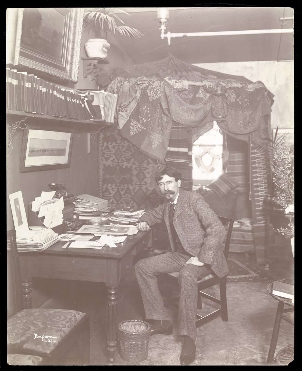 Ernest Thompson otthon, New Yorkban, 1899 körül (ezüst zselatin nyomat) alkotó: Byron Company