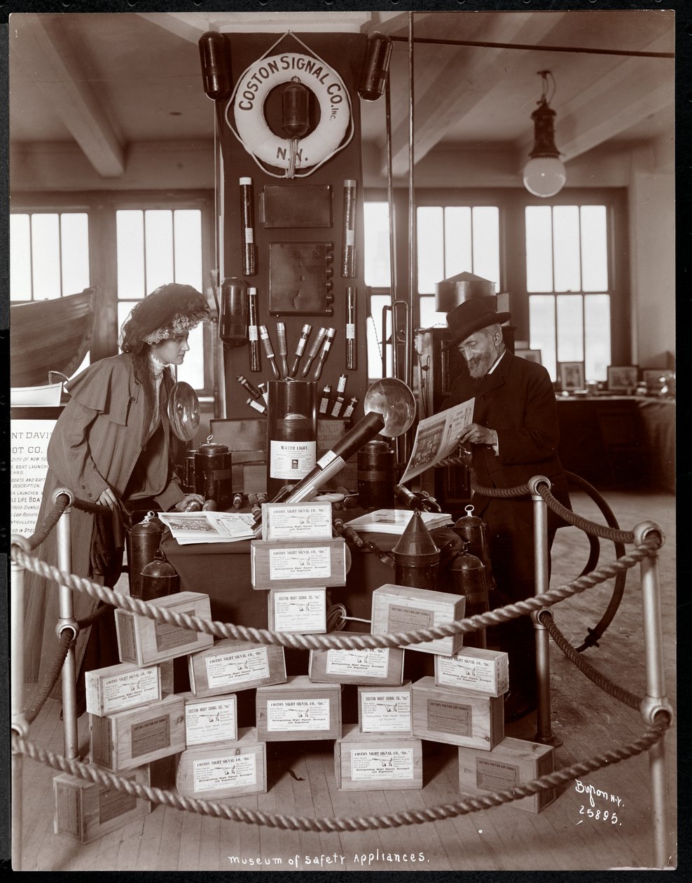 A Coston Signal Co. kiállítása az Amerikai Szociális Szolgálat Intézetének Biztonságtechnikai Múzeumában, 1908 (ezüst zselatin nyomat) alkotó: Byron Company