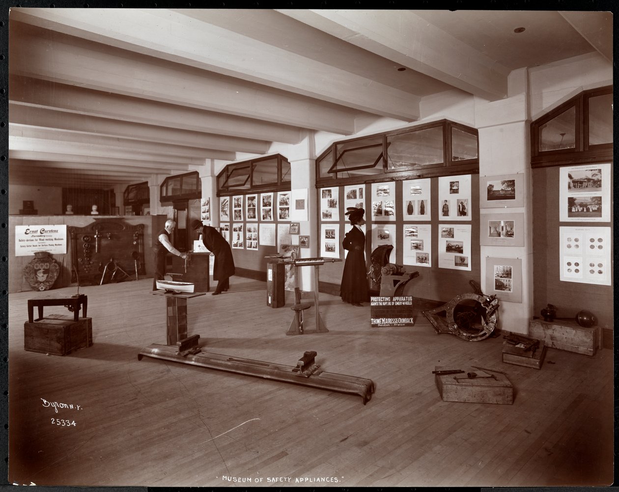 A New York-i Amerikai Szociális Szolgálat Intézetének Biztonsági Berendezések Múzeumának kiállítása, 1907 (ezüst zselatin nyomat) alkotó: Byron Company