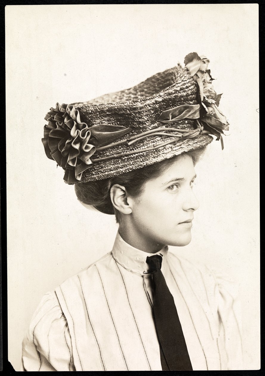 Divatfotó egy kalapot modellező nőről, New York, 1890-1910 (ezüst zselatin nyomat) alkotó: Byron Company