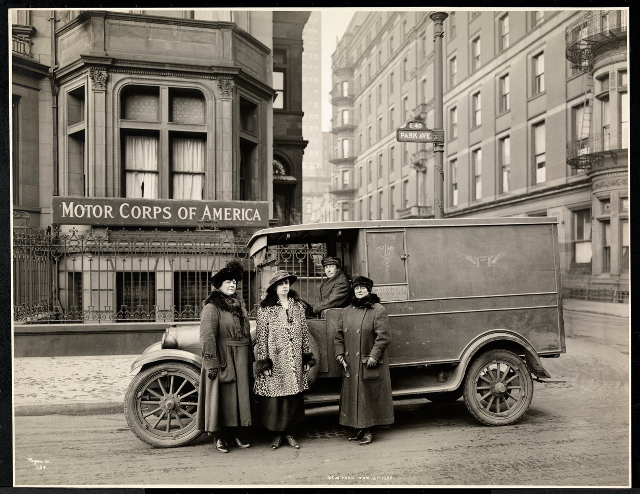 Négy nő az amerikai Motor Corps of America egy mentőautó előtt állva (egy nő a vezetőülésben) a Park Avenue-n, a 40. utcában, a Motor Corps of America épülete előtt, New York, 1920 (s alkotó: Byron Company