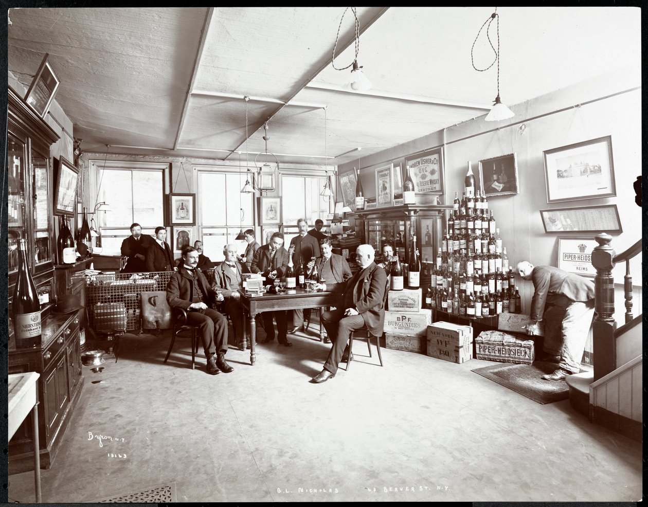 Férfiak csoportja, akik bort isznak a G.L. Nicholasnál, bor- és italkereskedők, 43 Beaver Street, New York, 1895 (ezüst zselatin nyomat) alkotó: Byron Company
