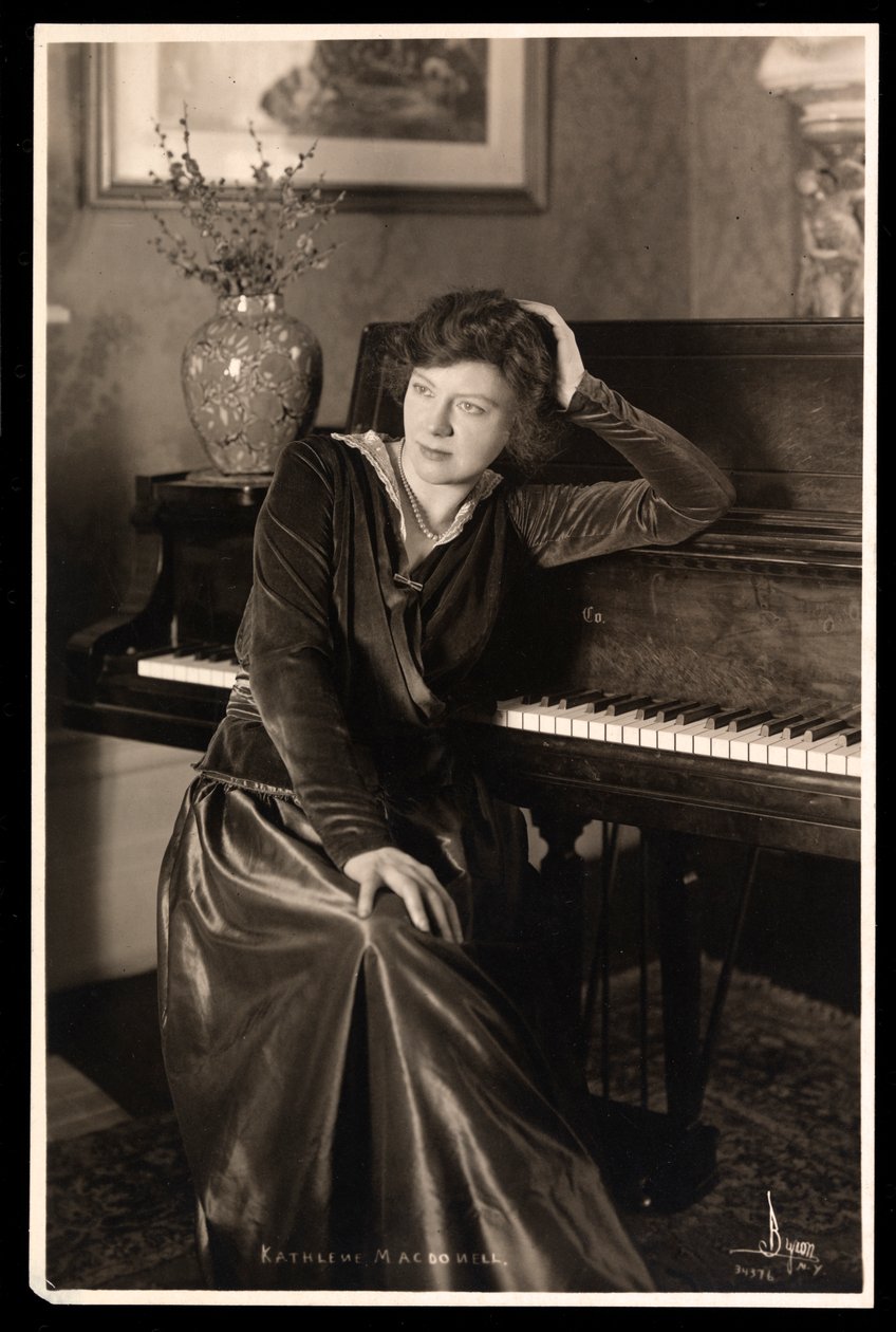 Kathleen MacDonell, 1914 körül (ezüst zselatin nyomat) alkotó: Byron Company