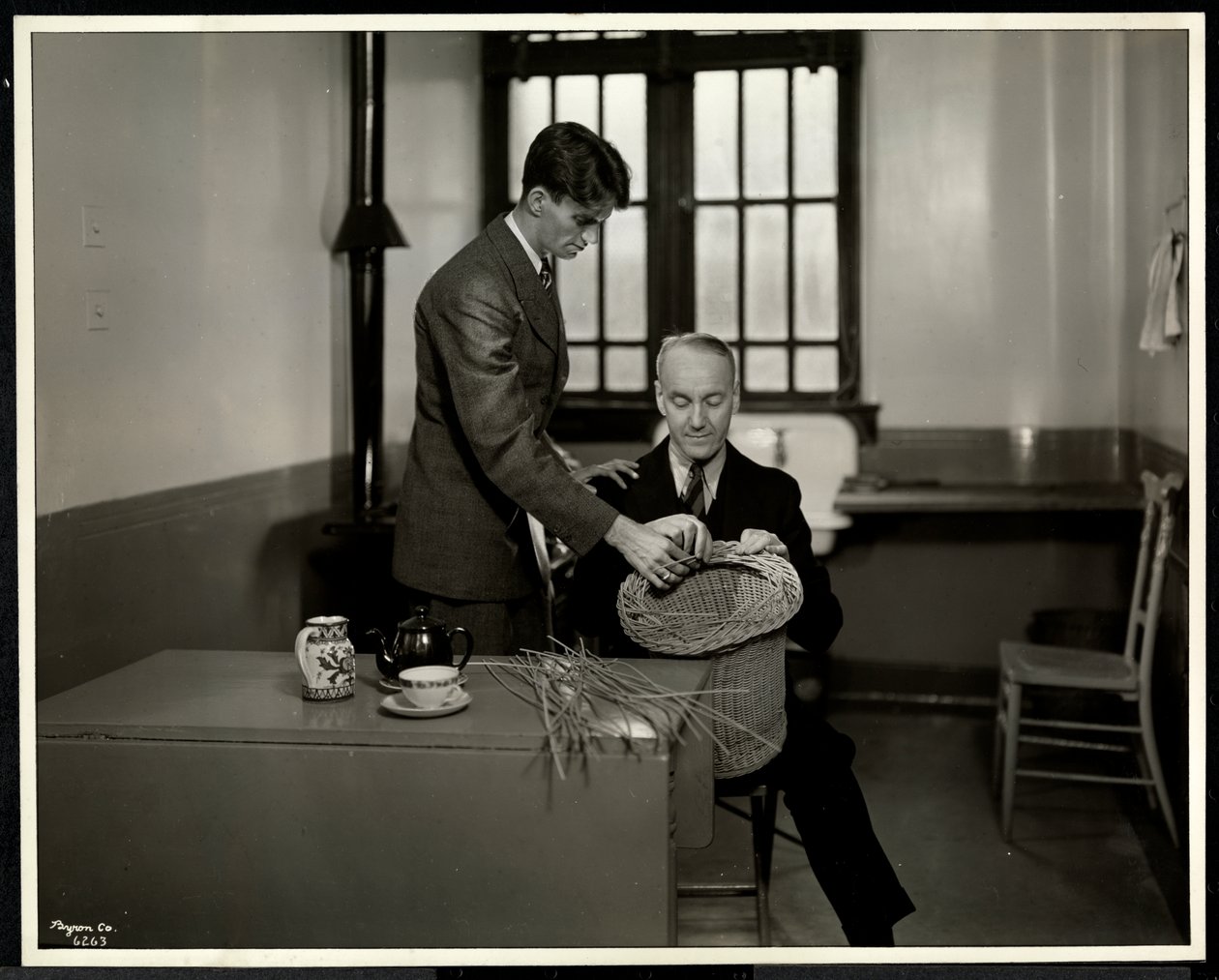Férfi, aki egy másik férfinak tanít kosárkészítést a New York-i Vakok Szövetségében, 111 East 59th Street, New York, 1931 (ezüst zselatin nyomat) alkotó: Byron Company