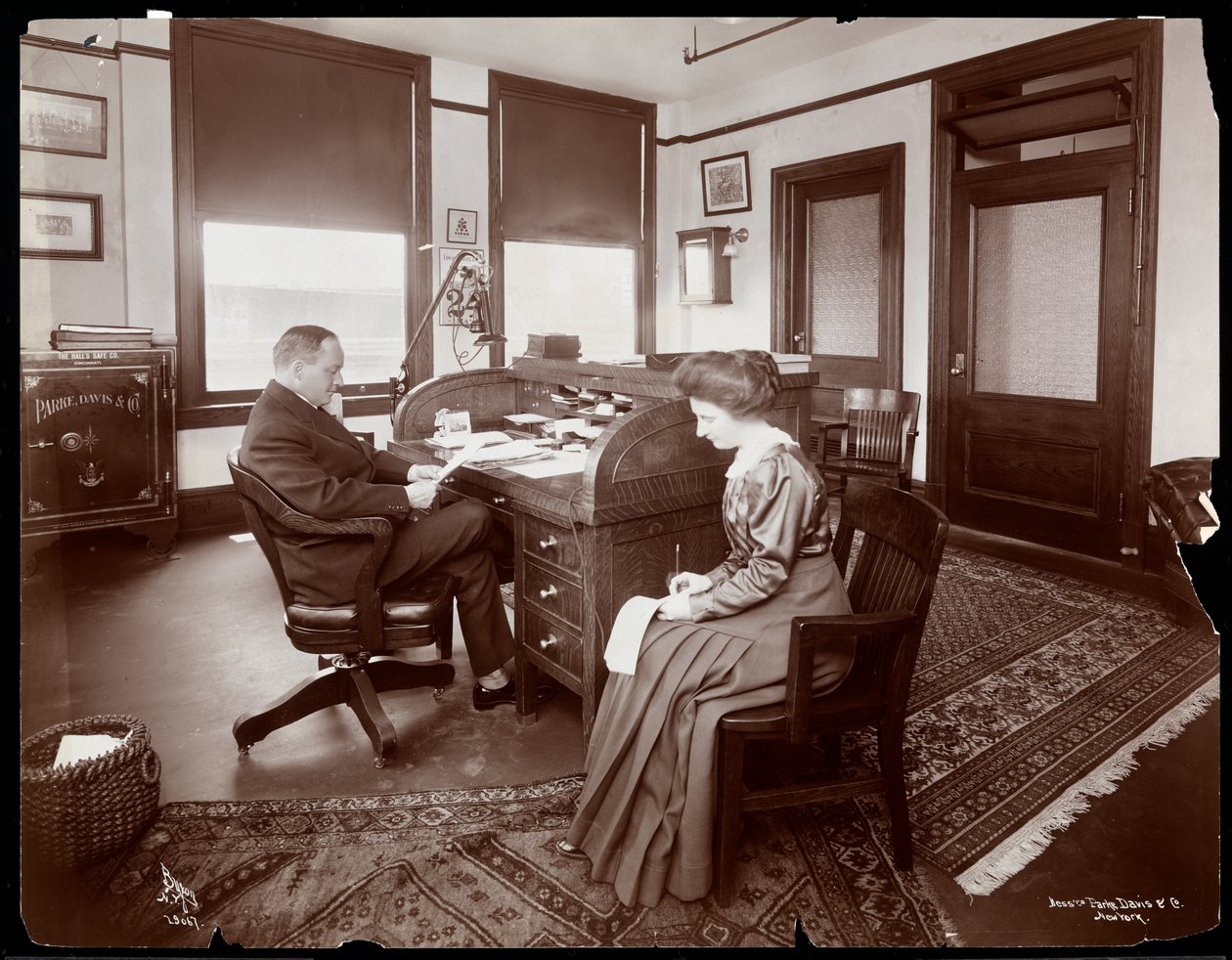 Férfi és titkárnője diktál a Parke, Davis és Co. vegyészcég magánirodájában, Hudson és Vestry Streets, New York, 1910 (ezüstzselatinos nyomat) alkotó: Byron Company