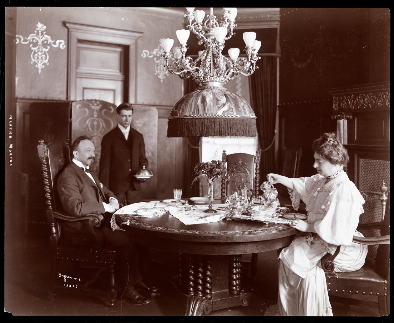 Martha Morton otthon, 1902 (ezüst zselatin nyomat) alkotó: Byron Company