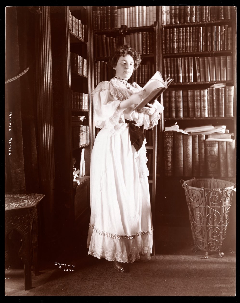 Martha Morton a könyvtárában, 1902 (ezüst zselatin nyomat) alkotó: Byron Company