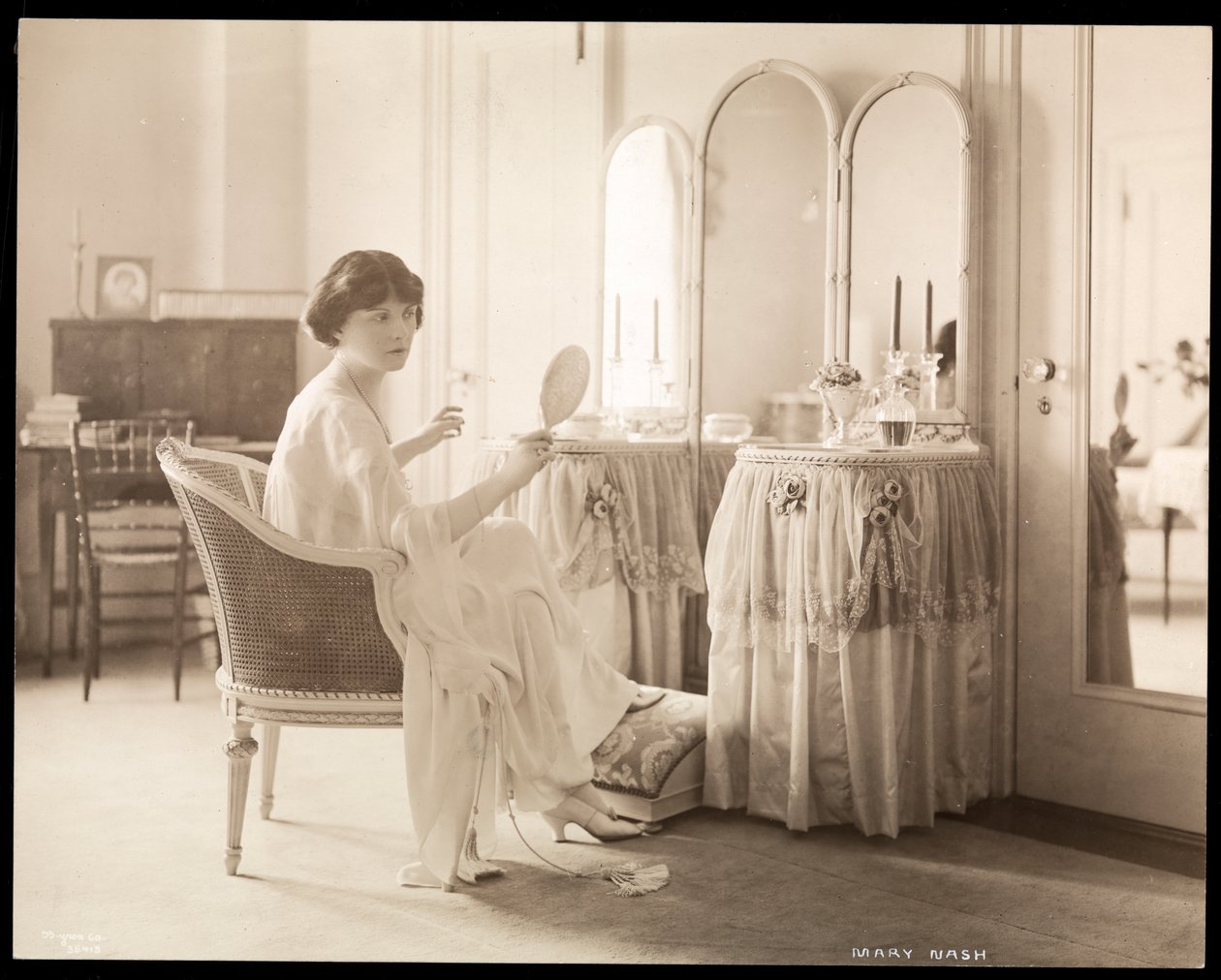 Mary Nash otthon, 1915 (ezüst zselatin nyomat) alkotó: Byron Company