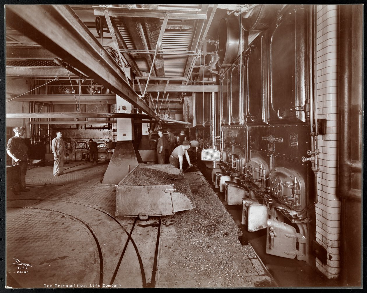 Férfiak, akik szenet lapátolnak a kemencék kazánjaiba a Metropolitan Life Insurance Co.-nál a 23rd Street és Madison Avenue szám alatt, New York, 1907 (ezüst zselatin nyomat) alkotó: Byron Company