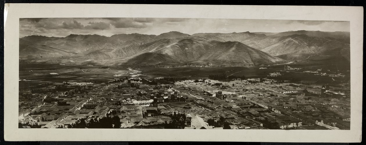 Panorámás kilátás felülről egy városra, feltehetően a Panama-csatornán vagy annak közelében, mögötte hegyekkel, 1913 (ezüst zselatin nyomat) alkotó: Byron Company