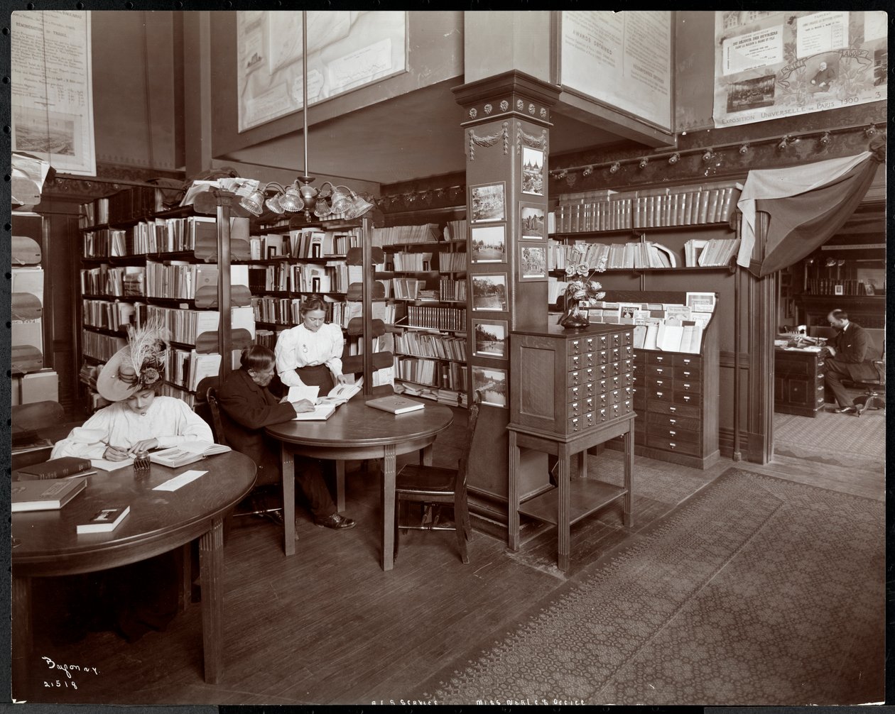 Emberek a könyvtárban (talán Miss Noble irodájában) az Amerikai Szociális Szolgálat Intézetében, New York, 1906 (ezüst zselatin nyomat) alkotó: Byron Company