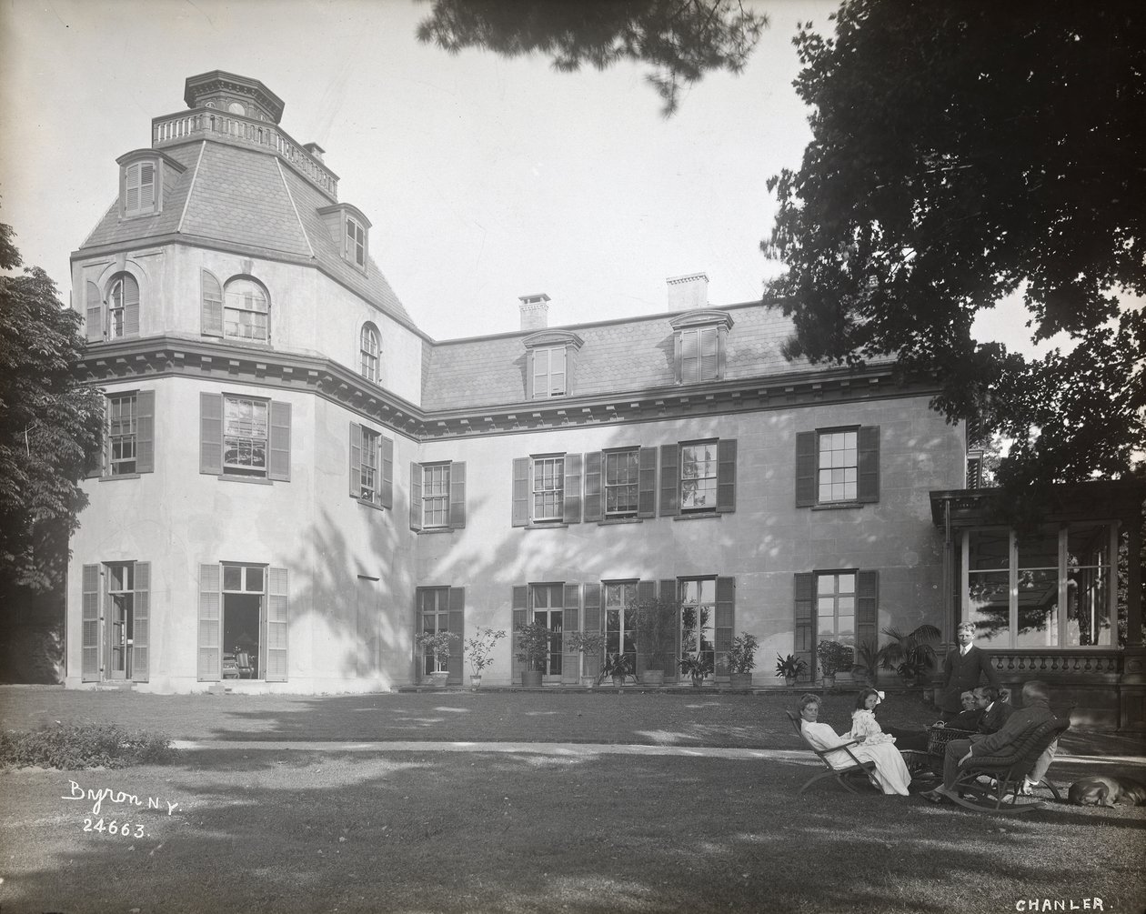 Székeken ülő emberek a gyepen az Astor Chanler rezidencia előtt Barrytownban, New York, 1907 (ezüstzselatinos nyomat) alkotó: Byron Company