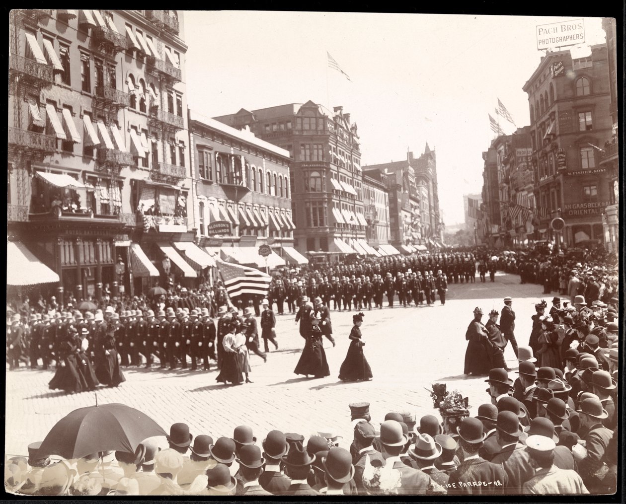Rendőrség felvonulás egy New York-i rendőrségi felvonuláson, New York, 1898 (ezüst zselatin nyomat) alkotó: Byron Company