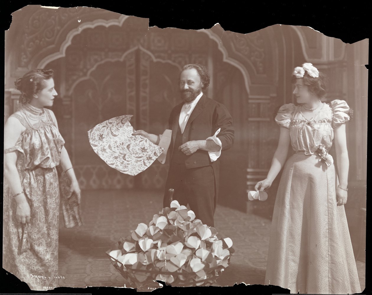 De Kolta professzor a színpadon két nővel, 1902 (ezüst zselatin nyomat) alkotó: Byron Company