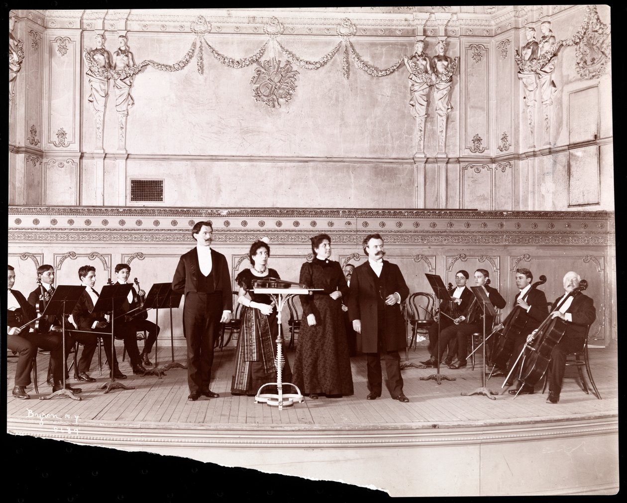 Vonós szekció férfi és női énekesek mögött, 1905 (ezüst zselatin nyomat) alkotó: Byron Company