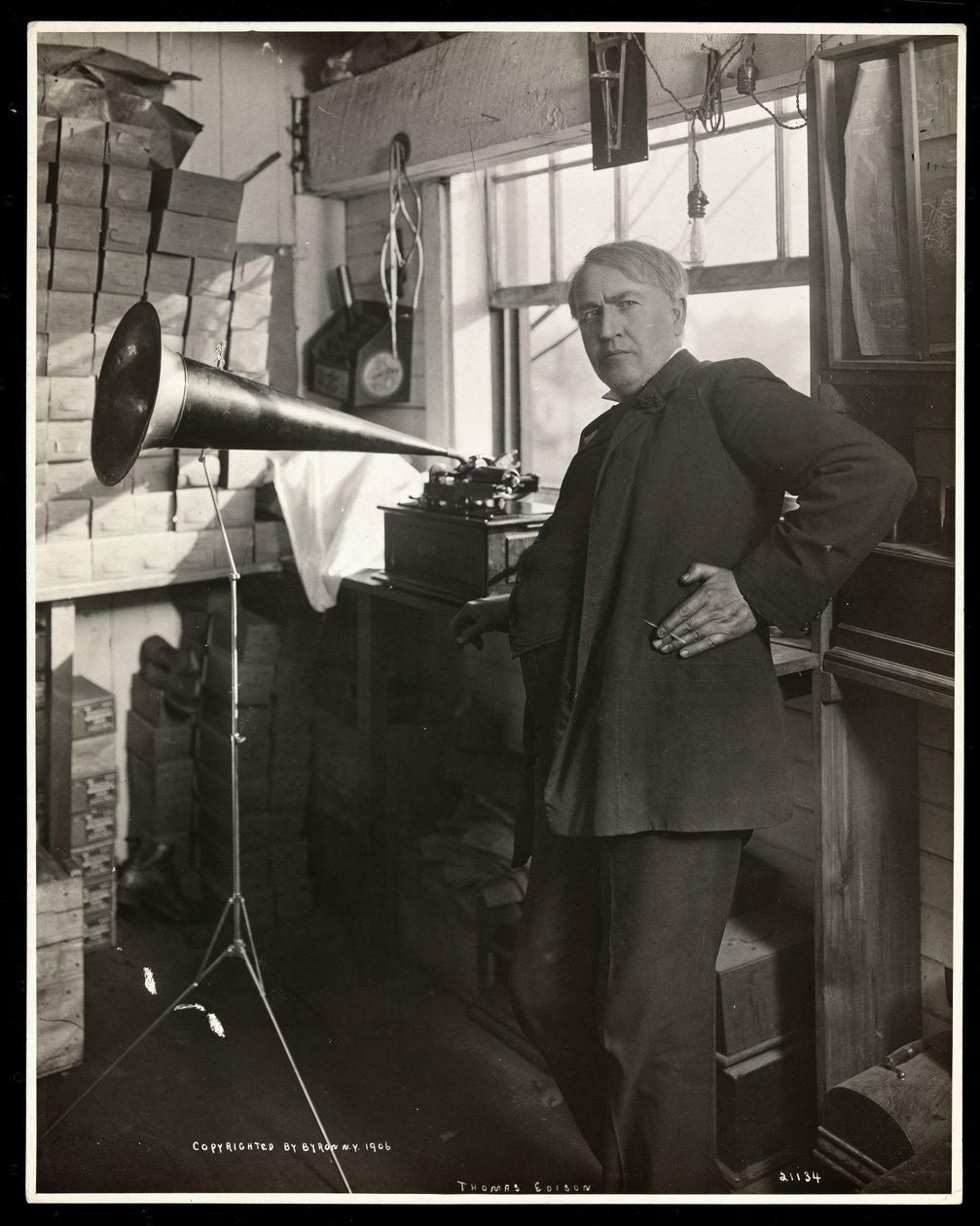 Thomas Edison egy fonográf mellett áll a laboratóriumában, 1920 (ezüst zselatin nyomat) alkotó: Byron Company
