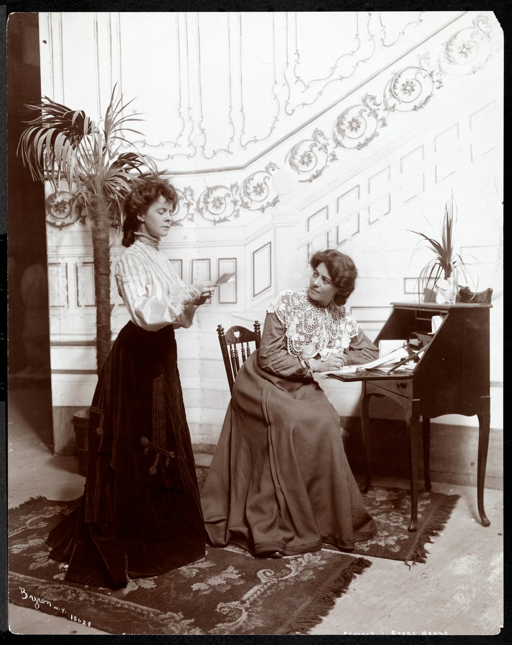 Két női színpadi kezes a díszletben, színészkedés, New York, 1904 (ezüstzselatinos nyomat) alkotó: Byron Company