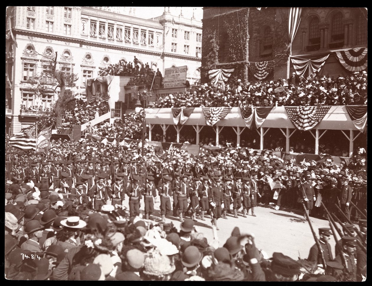 Kilátás felülről a tömegre és egy menetelő katonai csoportra a Dewey-felvonuláson a Fifth Avenue-n, New York, 1899 (ezüst zselatin nyomat) alkotó: Byron Company